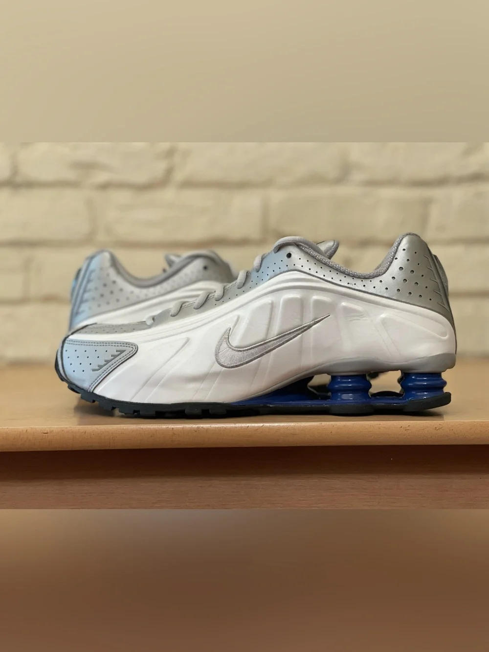 Nike Shox R4 White Metallic Silver Deep Royal Blue HQ1988-102 Men Size 11 Shoes